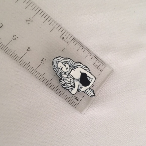 ๐50% OFF/3+...Young Girl with Flower Bouquet Pin - Picture 4 of 5